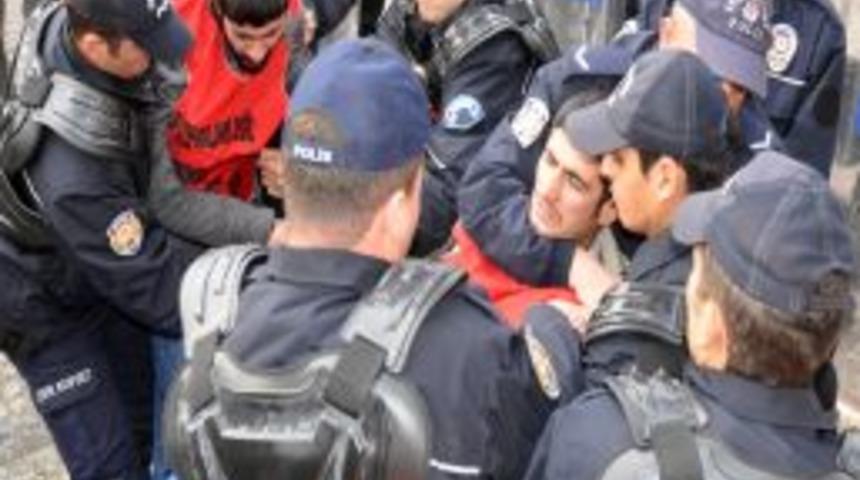 İzinsiz &ccedil;adır kuran eylemcilere polis m&uuml;dahale etti