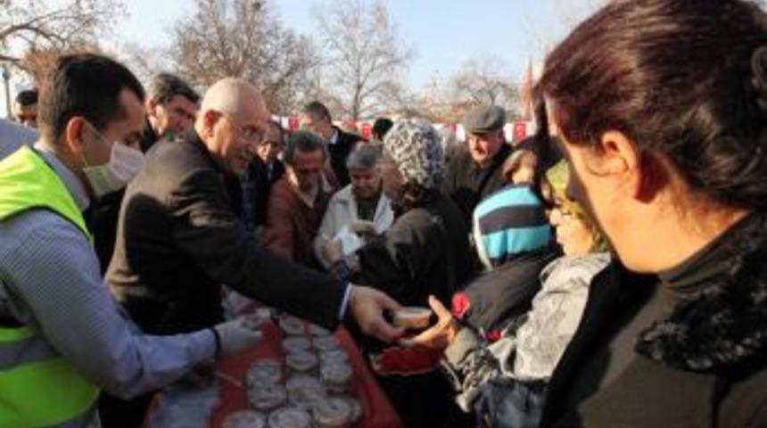 Yenimahalle Belediyesi aşure dağıttı