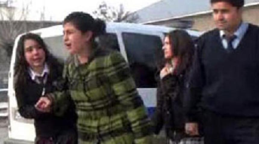 Kız &ouml;ğrenciye meydan dayağı