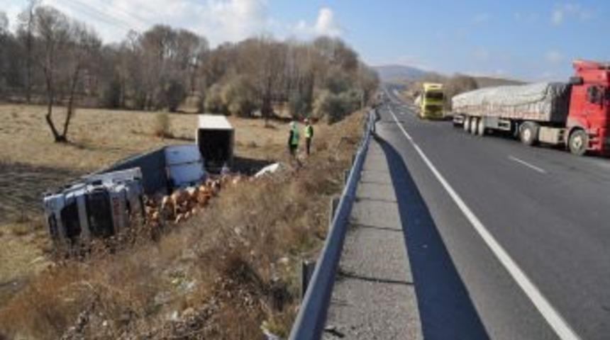 Kavşakta duramayan TIR devrildi, mayalar etrafa dağıldı