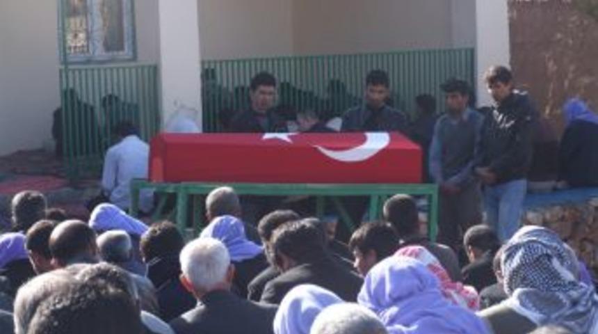 Tedavi g&ouml;rd&uuml;ğ&uuml; hastanede şehit olan asker toprağa verildi