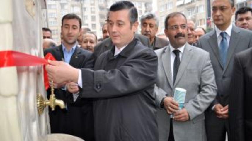 Bu &ccedil;eşmeden sıcak s&uuml;t akıyor