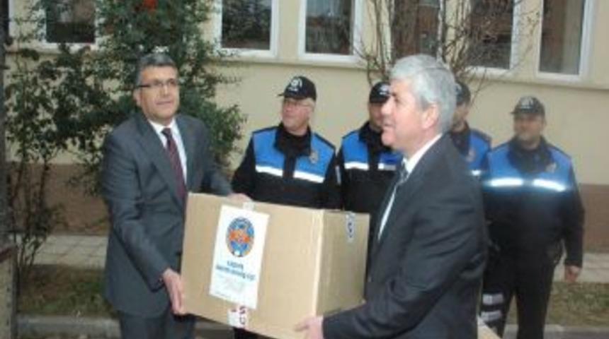 Vali ve emniyet m&uuml;d&uuml;r&uuml; Van&rsquo;a g&ouml;nderilen kolileri elleriyle kamyona y&uuml;kledi