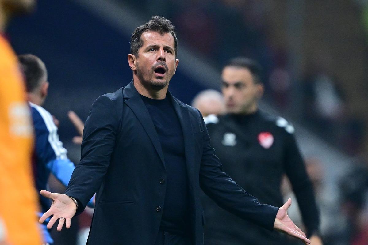 Emre Belözoğlu Galatasaray maçının son saniyelerinde çılgına döndü! 4