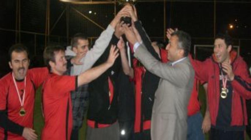 Abitoğlu&rsquo;nun y&ouml;nettiği futbol turnuvasının şampiyonu Ufuk Koleji