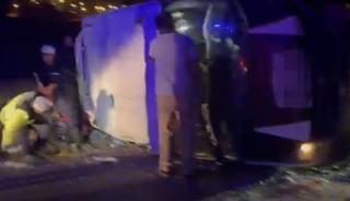 Tarım iş&ccedil;ilerini taşıyan minib&uuml;s otomobille &ccedil;arpıştı: 1 &ouml;l&uuml;, 7 yaralı