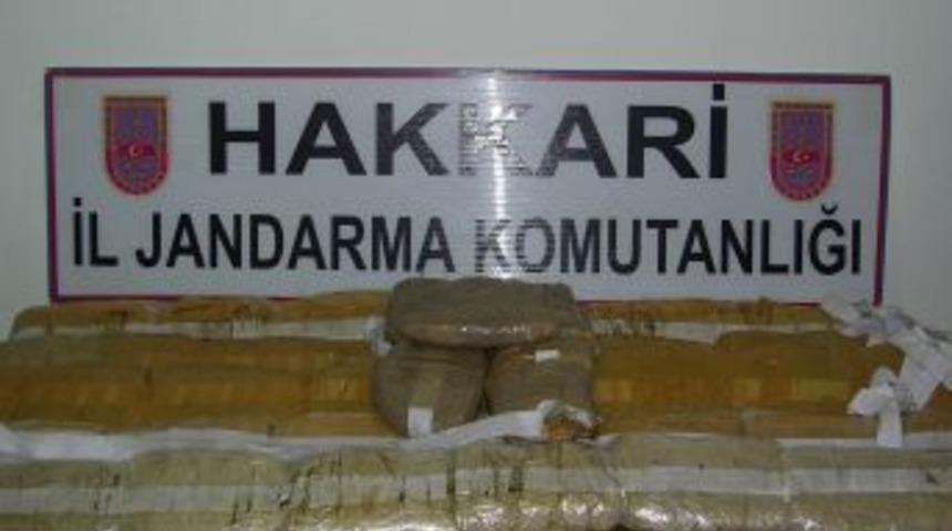 Hakkari'de 52 kilo eroin ile 66 bin paket ka&ccedil;ak sigara ele ge&ccedil;irildi