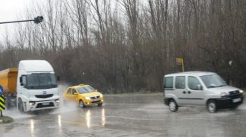 Bursa’da etkili olan yağışlı hava hayatı olumsuz etkiliyor