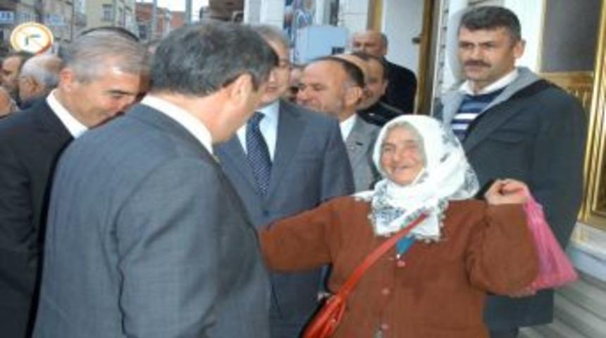 Yaşlı kadından Vali Yılmaz'a yardım tepkisi