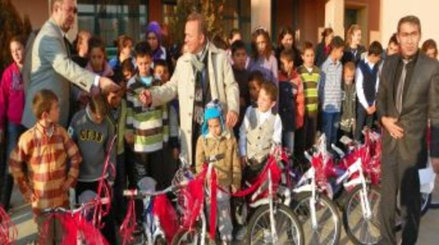 Atalay, kimsesiz &ccedil;ocuklara verdiği bisiklet s&ouml;z&uuml;n&uuml; tuttu
