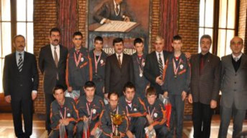 Amasya valiliği &ccedil;eşitli dallarda birinci olan sporculara &ouml;d&uuml;l t&ouml;reni d&uuml;zenledi