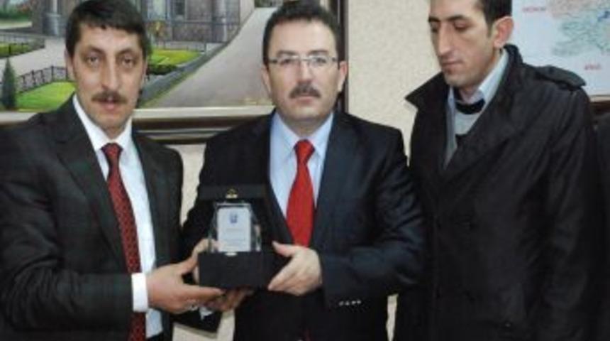 Mahallebaşı esnafı, Altınok'a plaket verdi