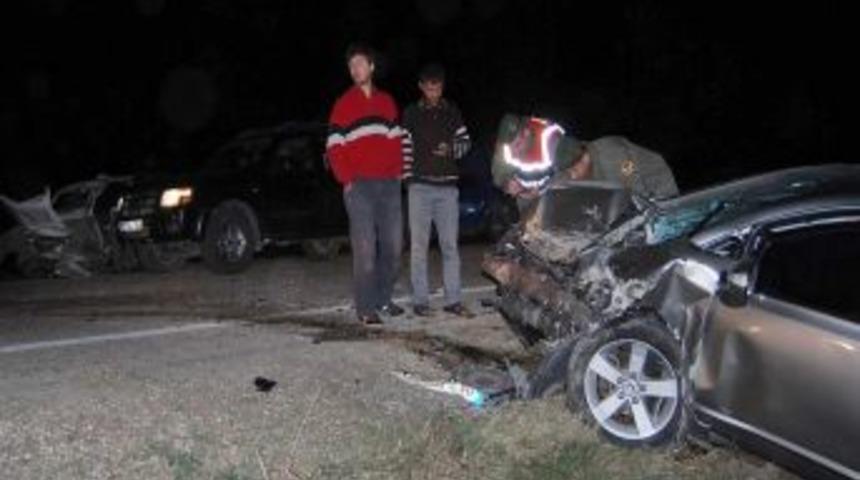 İki ara&ccedil; kafa kafaya &ccedil;arpıştı: 1 &ouml;l&uuml;, 3 yaralı