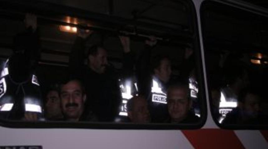 Belediye operasyonunda g&ouml;zaltına alınan 39 kişi sağlık raporuna g&ouml;nderildi