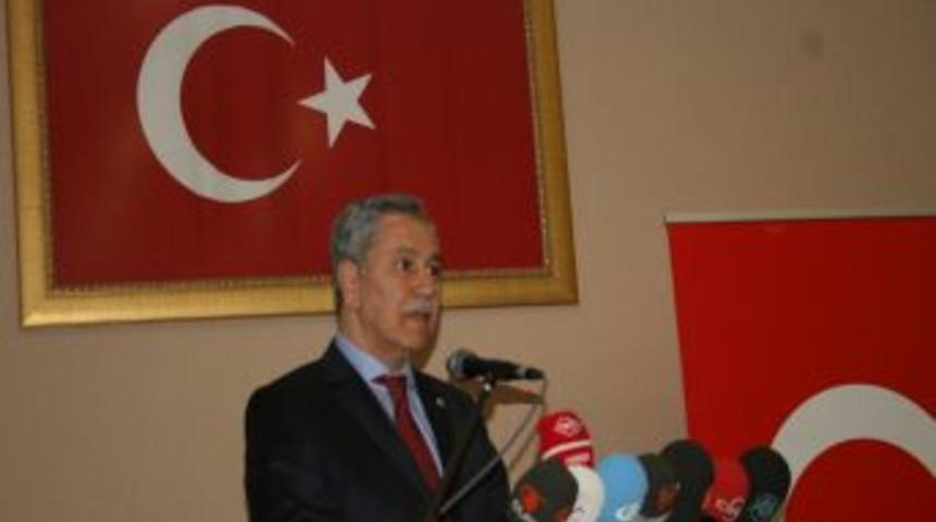 B&uuml;lent Arın&ccedil;: Siyasetin un &ccedil;uvallarını yerlere d&uuml;ş&uuml;rmeden yapılması gerekir