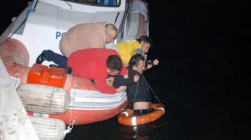 Denize d&uuml;şt&uuml;, polisin uzattığı copa tutunarak hayatta kaldı