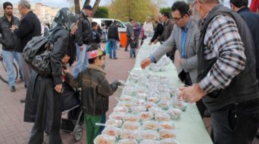 Semerkand Manavgat Temsilciliği 3 bin kase aşure dağıttı