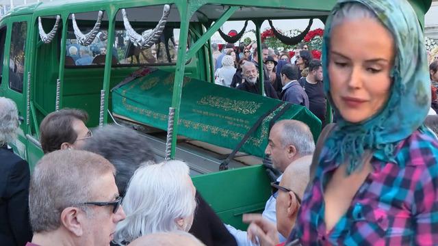 Necla Uygur'un cenazesinde göğüs dekoltesi krizi! İpek Tanrıyar'ın kıyafeti tepki çekti! 'Başını kapatmış ama...' 