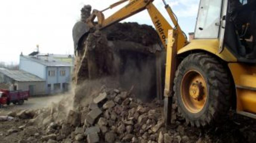 Aydıntepe&rsquo;de il&ccedil;e merkezindeki metruk konutlar temizleniyor