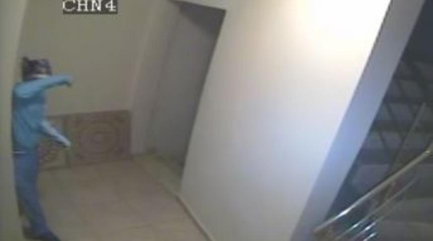 Hırsızlar g&uuml;venlik kamerasına takıldı