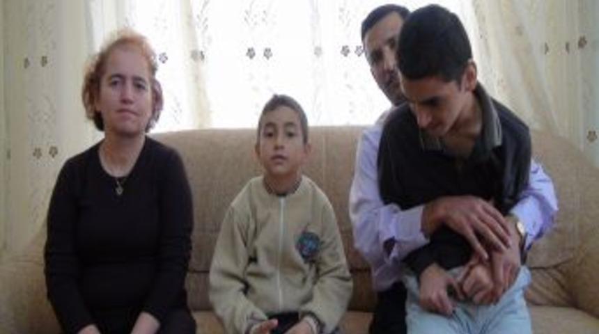 İki &ccedil;ocuğu &ouml;z&uuml;rl&uuml; &ouml;ğretmen anne-baba g&uuml;nlerini buruk kutluyor