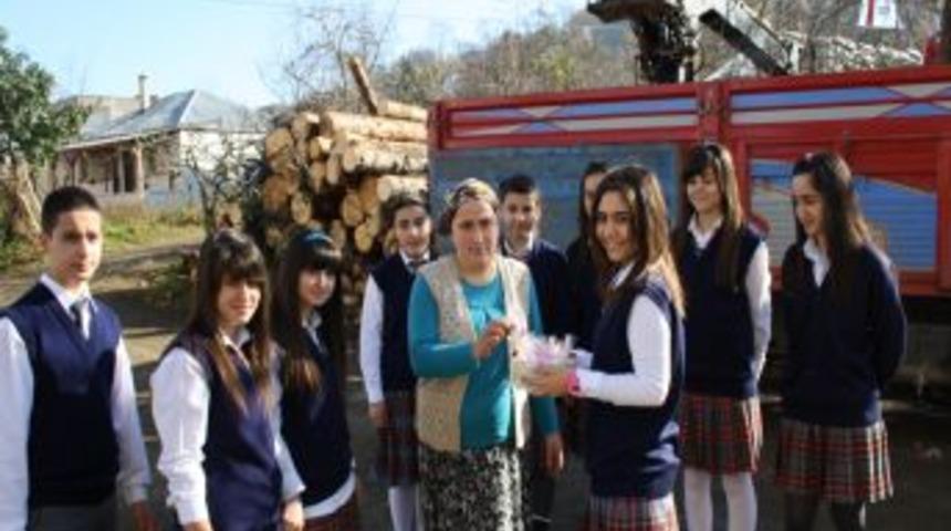 &Ouml;ğrenciler, vatandaşa Mevlana Şekeri dağıttı