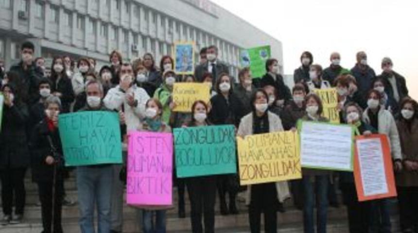 Hava kirliliğini, maske takarak protesto ettiler