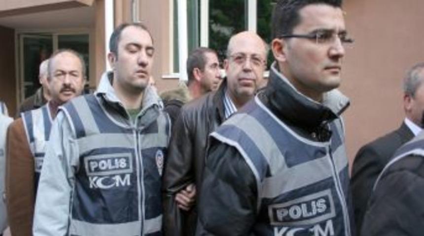 İzmir B&uuml;y&uuml;kşehir operasyonunda g&ouml;zaltına alınan 20 kişi adliyeye sevk edildi