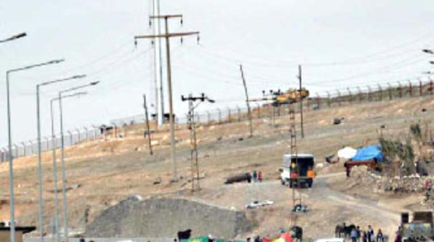 Tabur &ouml;n&uuml;nde PKK bayrağı a&ccedil;tılar