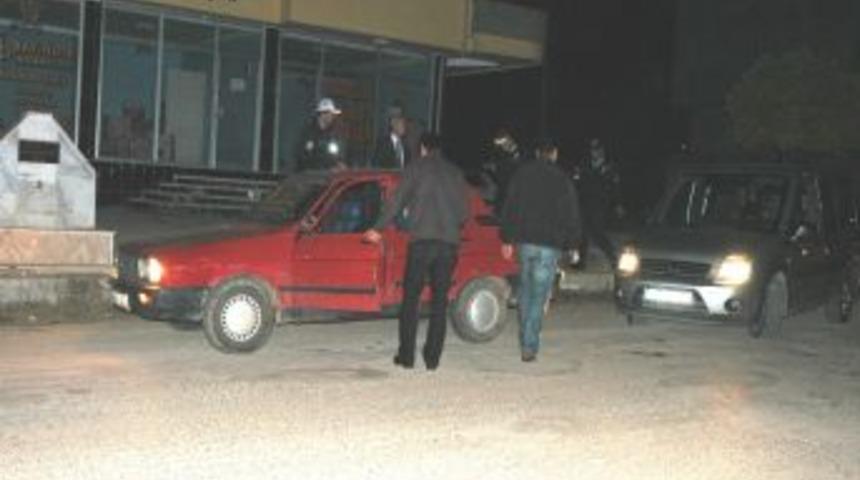 Dur ihtarına uymayan otomobilden esrar &ccedil;ıktı