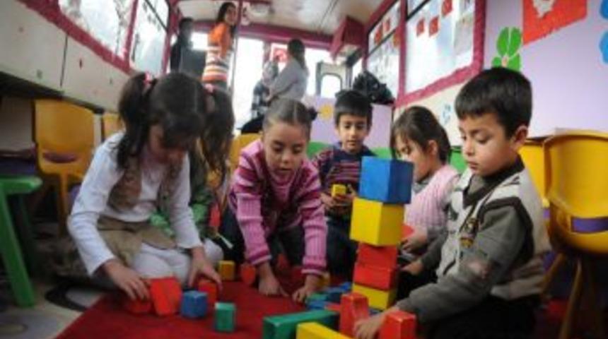 Gezici Eğitim Otob&uuml;s&uuml;'nde eğitimlerini tamamlayan &ouml;ğrenciler karnelerini aldı