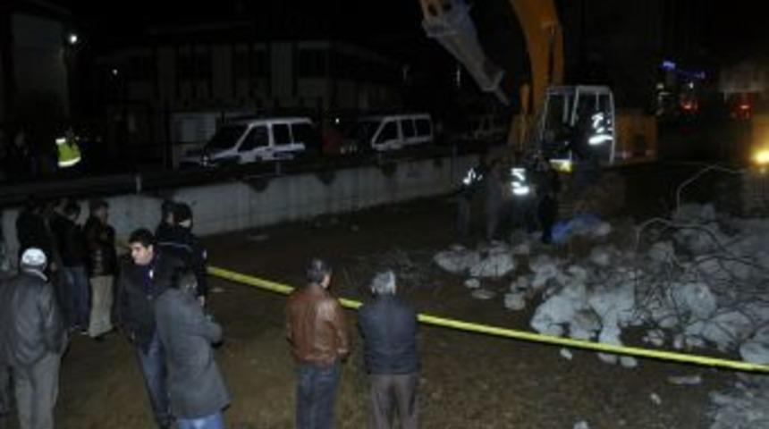 Metrob&uuml;s yolu inşaat alanında kaza: 1 &ouml;l&uuml;