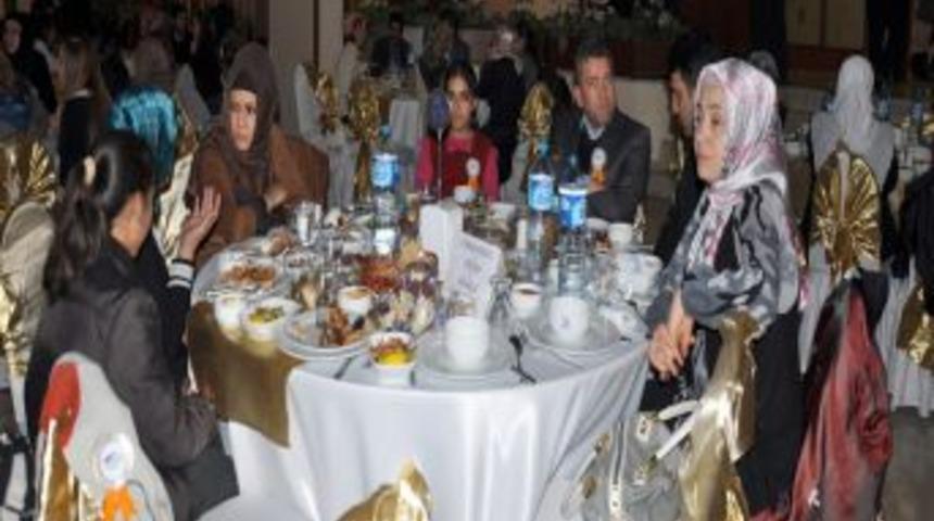 Vanlı depremzedelerle Kimse Yok Mu g&ouml;n&uuml;ll&uuml;leri kardeş aile oldu