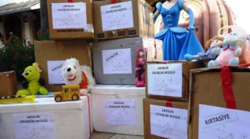 Antalya'da toplanan oyuncaklar Van'a g&ouml;nderildi