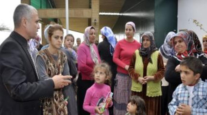 Başkan S&ouml;zen depremzede &ccedil;ocuklara diş macunu ve fır&ccedil;a dağıttı