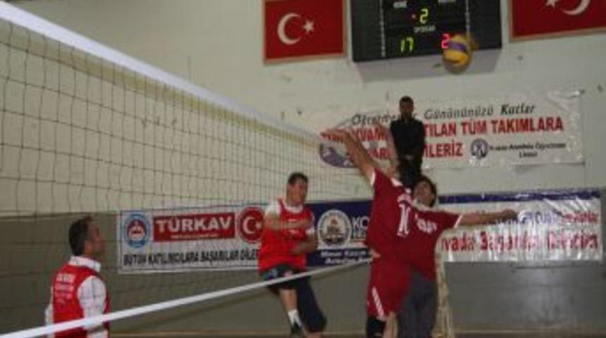 Turnuvanın şampiyonu Anadolu &Ouml;ğretmen Lisesi oldu