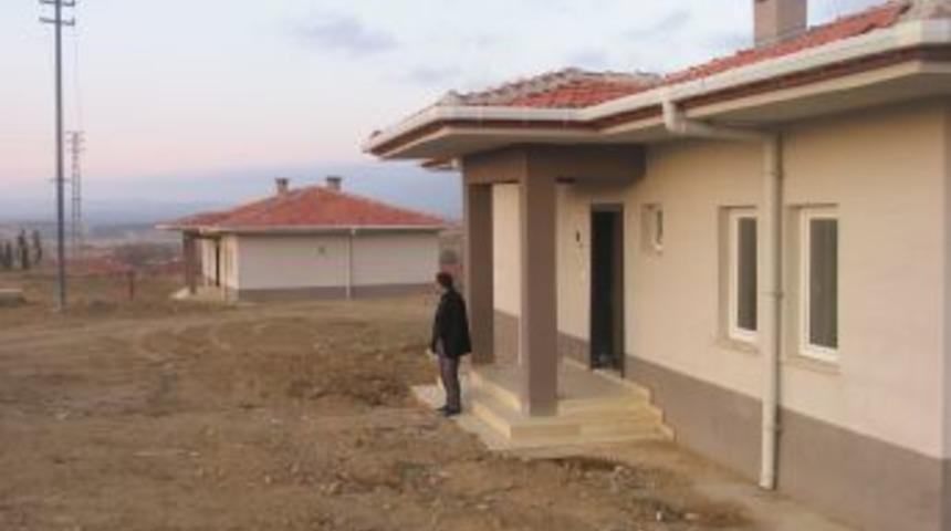 Konutlar teslim edilmedi, depremzedeler 4 yıldır hasarlı evlerde oturuyor