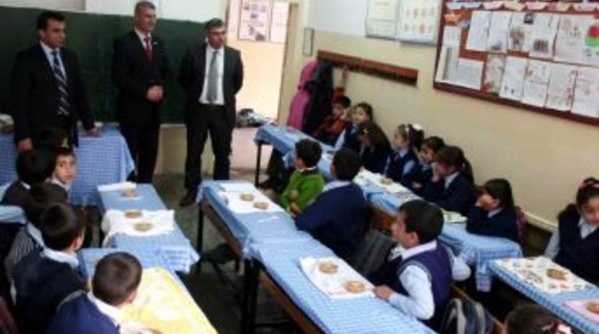 Kardeş okulları i&ccedil;in aşure etkinliği d&uuml;zenlediler