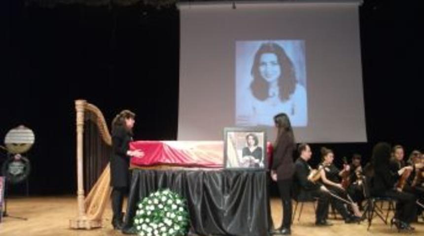 Arp Sanat&ccedil;ısı Ceren Necipoğlu i&ccedil;in &ouml;ğretmenler g&uuml;n&uuml;nde t&ouml;ren