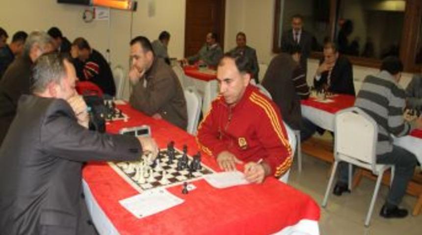 Satran&ccedil; turnuvası &ccedil;ekişmeli ge&ccedil;ti