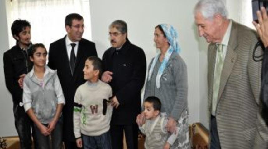 Kalkınma Bakanı Yılmaz, Muş&rsquo;ta depremzede aileleri ziyaret etti