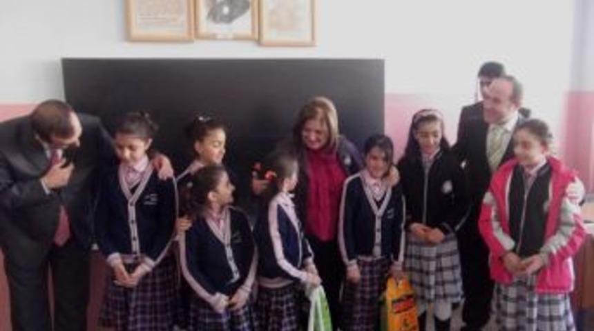 Vali eşi Çolak, ilköğretim öğrencileriyle kitap okudu