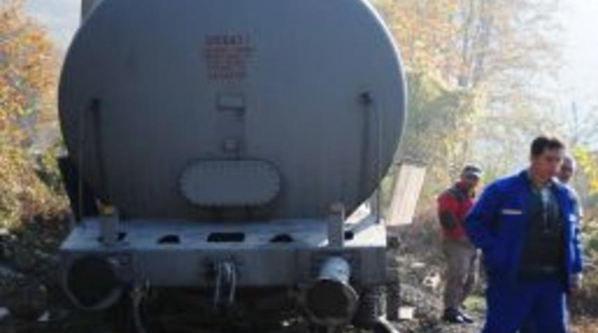 Sakarya'da y&uuml;k treni raydan &ccedil;ıktı, demir yolu ulaşımı durdu