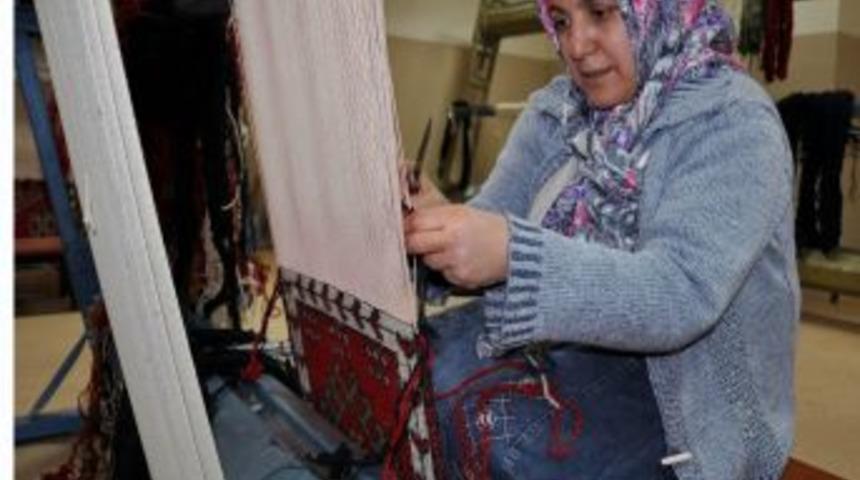 Kadınlar, halı dokuma kursunda hem meslek sahibi oluyor hem de para kazanıyor