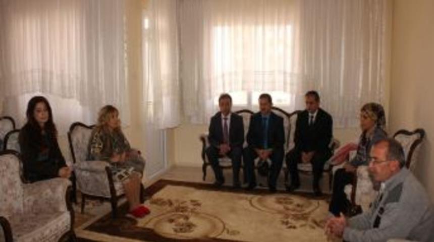 Depremde hayatını kaybeden &ouml;ğretmenlerin aileleri unutulmadı