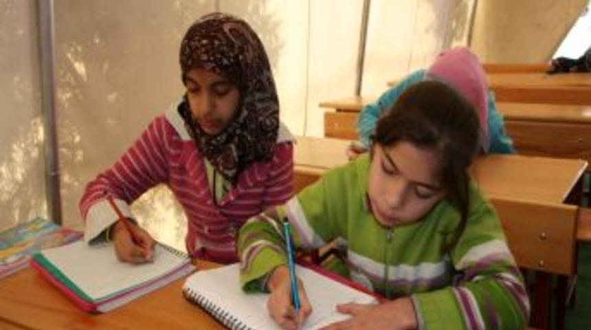 Suriyeli &ccedil;ocuklar &ouml;ğretmenler g&uuml;n&uuml;n&uuml; &ccedil;adır sınıflarda kutladı