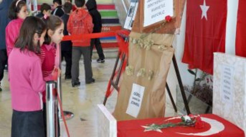 Abdullah Aymaz İlk&ouml;ğretim Okulu, şehit &ouml;ğretmenleri unutmadı