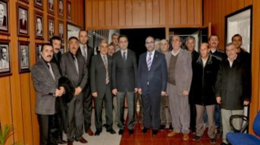 Belediye Başkanı Bah&ccedil;eci, 12 kul&uuml;p i&ccedil;in alınan malzemeler t&ouml;renle teslim etti