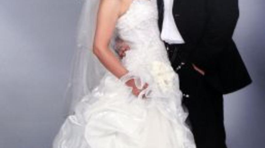 Depremda hayatını kaybeden &ouml;ğretmen kızının yerine kutlamaları kabul ediyor