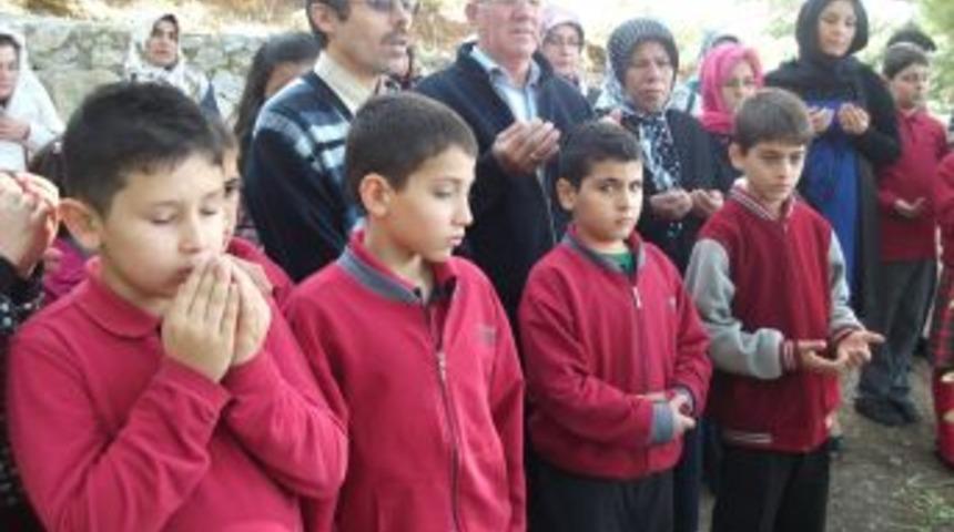 Deprem şehidi Melike &Ouml;ğretmen, &Ouml;ğretmenler G&uuml;n&uuml;'nde kabri başında anıldı